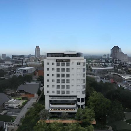 Brits Hotel Puri Indah Джакарта Экстерьер фото